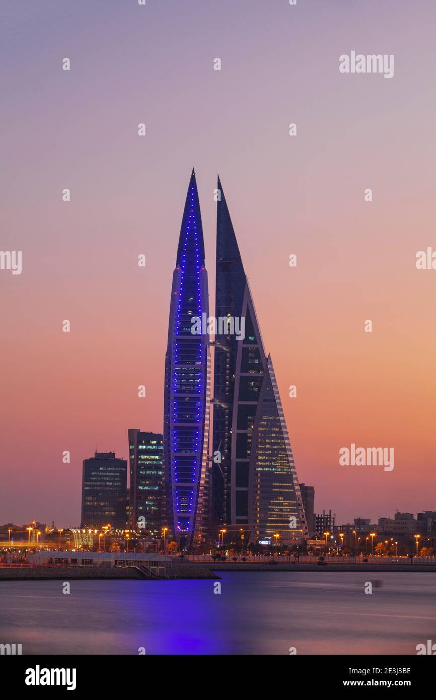 Bahrain, Manama, Vista della Baia del Bahrain, del Bahrain World Trade Center e dello skyline della citta' Foto Stock