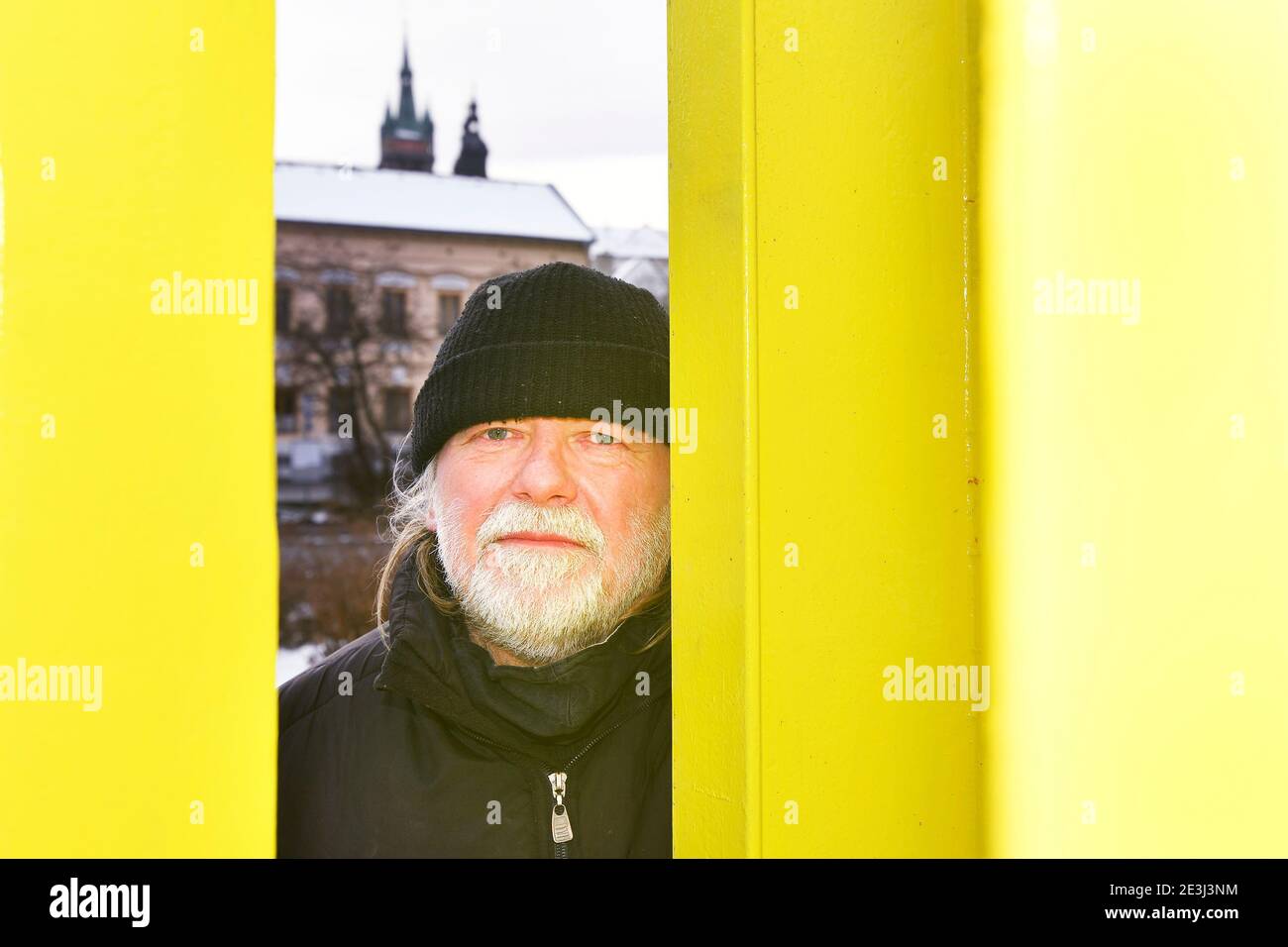 Namesti Premysla Otakara II, Klatovy. 19 gennaio 2021. Lo scultore Vaclav Fiala posa con la sua scultura 'Torre per Jan Palach' a Namesti Premysla Otakara II, Klatovy, Repubblica Ceca, 19 gennaio 2021. Credit: Miroslav Chaloupka/CTK Photo/Alamy Live News Foto Stock