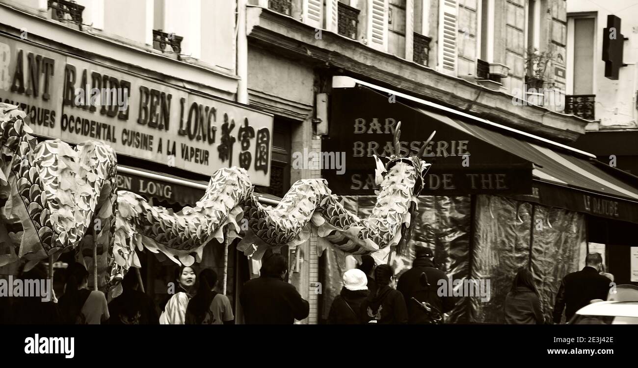 PARIGI, FRANCIA - 28 GENNAIO 2017: Celebrazione del Capodanno cinese a Parigi. Drago tradizionale passando per le strade. Foto Stock