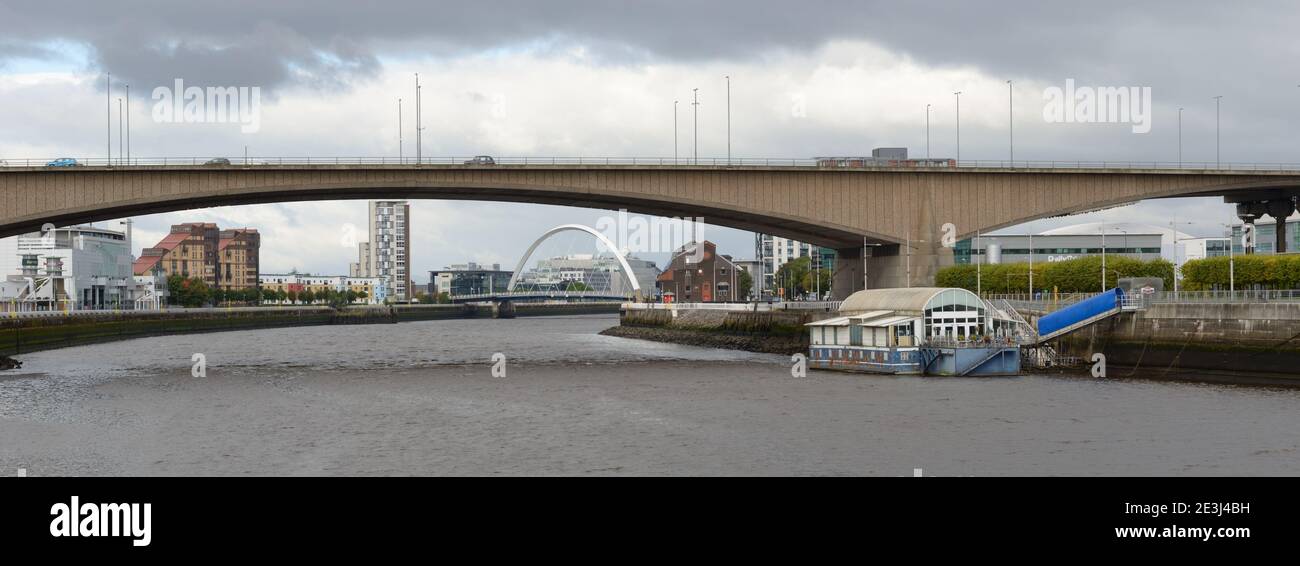 Scenario panoramico del ponte bilanciato a sbalzo Kingston sul fiume Clyde a Glasgow, Scozia, Regno Unito, Europa Foto Stock