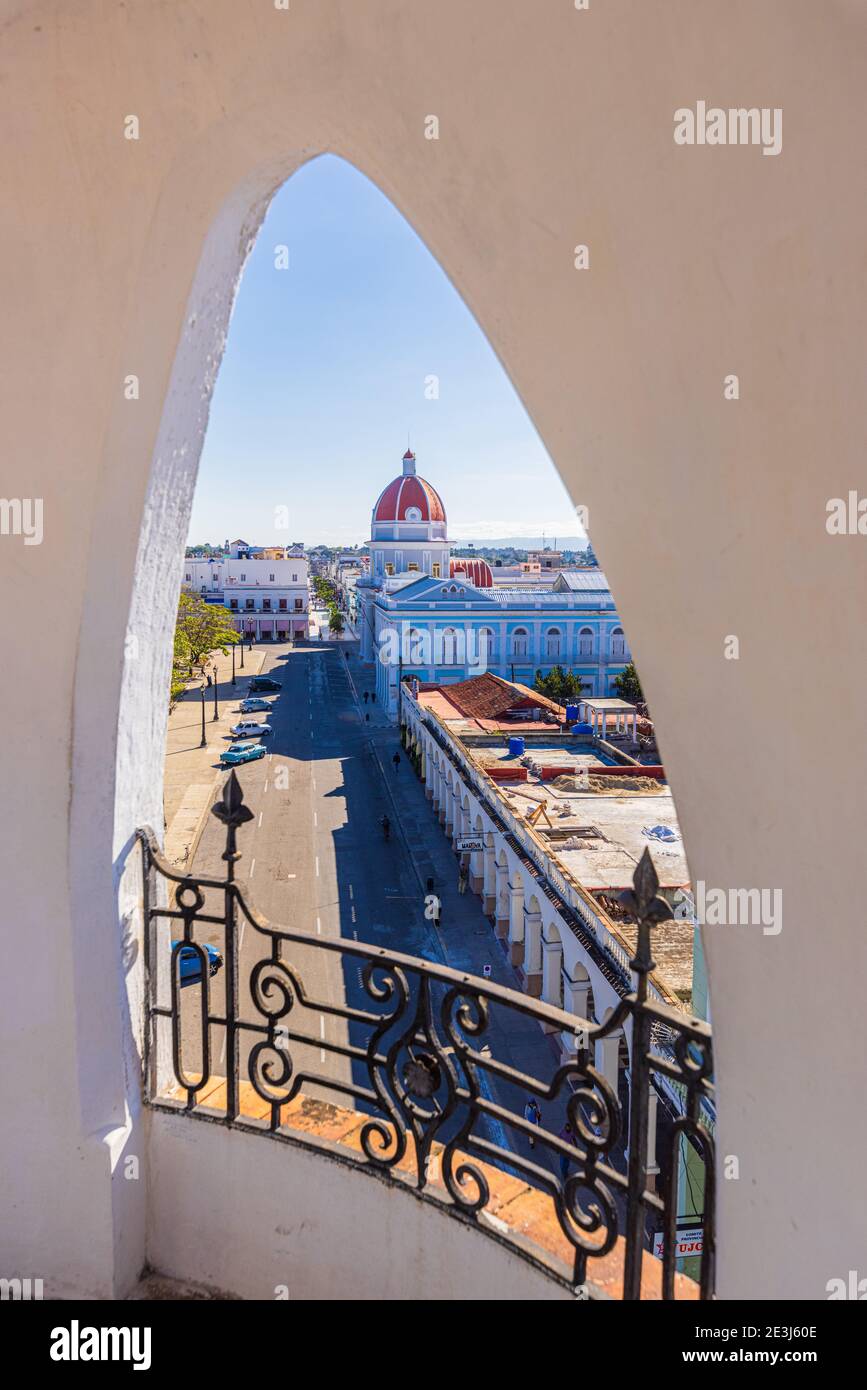 Vista panoramica dalla terrazza del Palacio Ferrer a. La piazza centrale e il famoso municipio Foto Stock
