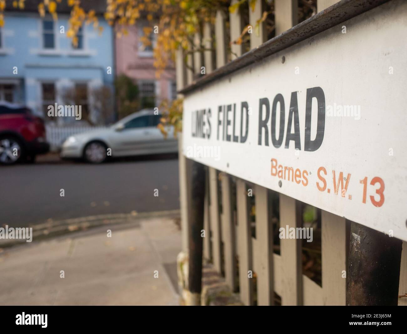 Barnes, Londra: Strada residenziale nella zona ricca di aspirazione del sud-ovest di Londra Foto Stock