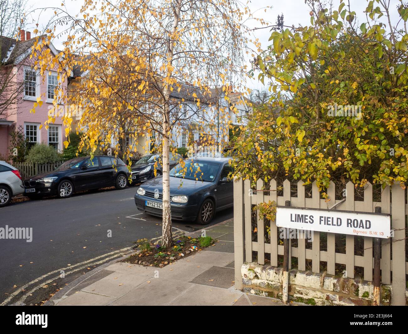 Barnes, Londra: Strada residenziale nella zona ricca di aspirazione del sud-ovest di Londra Foto Stock