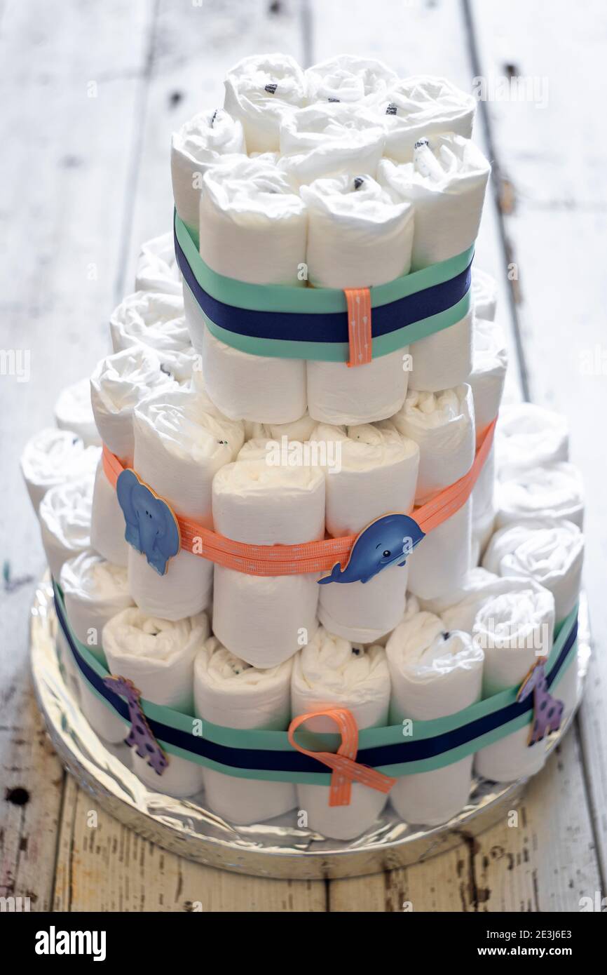 Pannolini torta decorata con nastri per un bambino Foto Stock