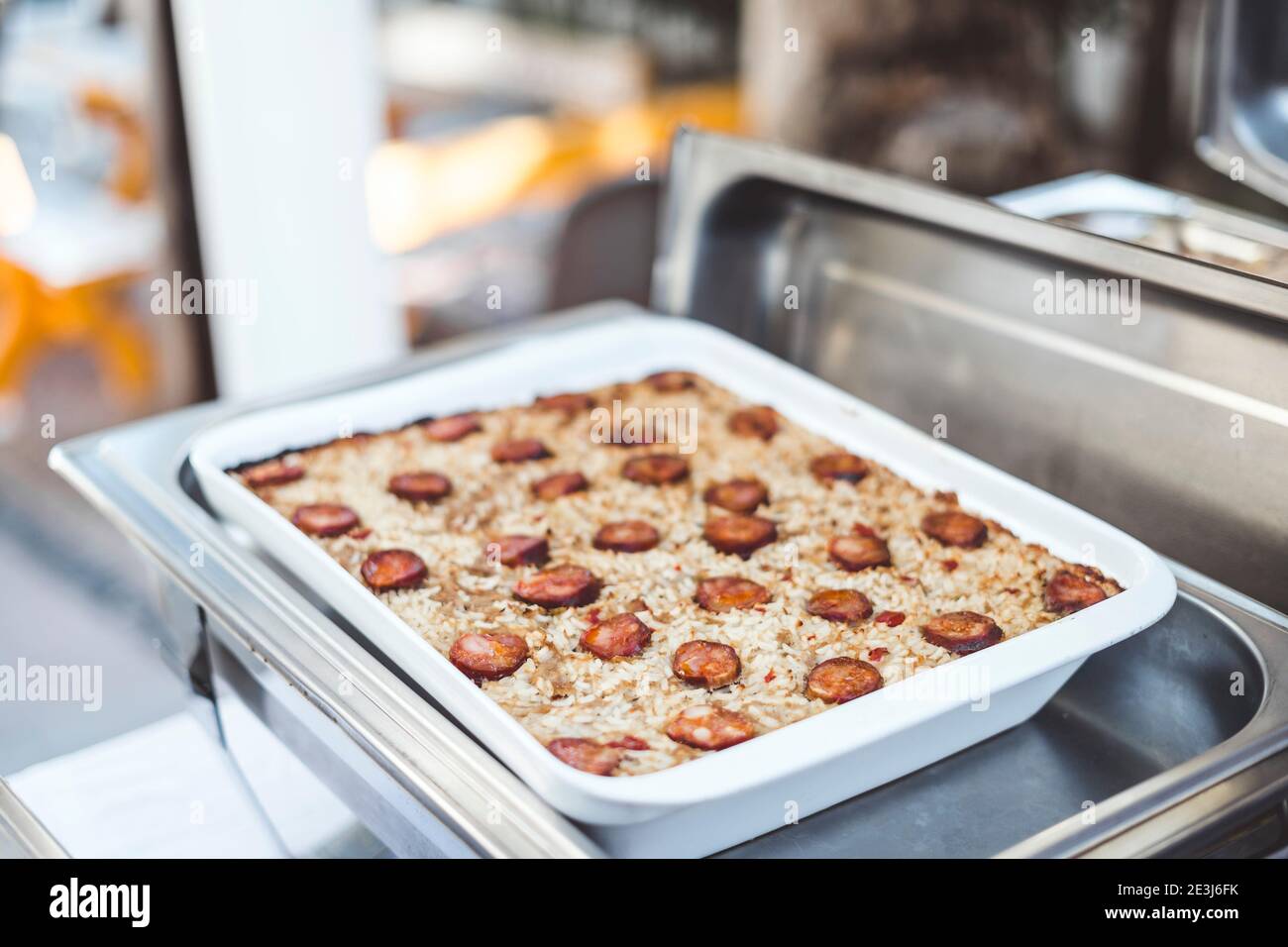 Piatto tradizionale portoghese preparato con carne d'anatra e riso decorato con salsiccia chorizo Foto Stock