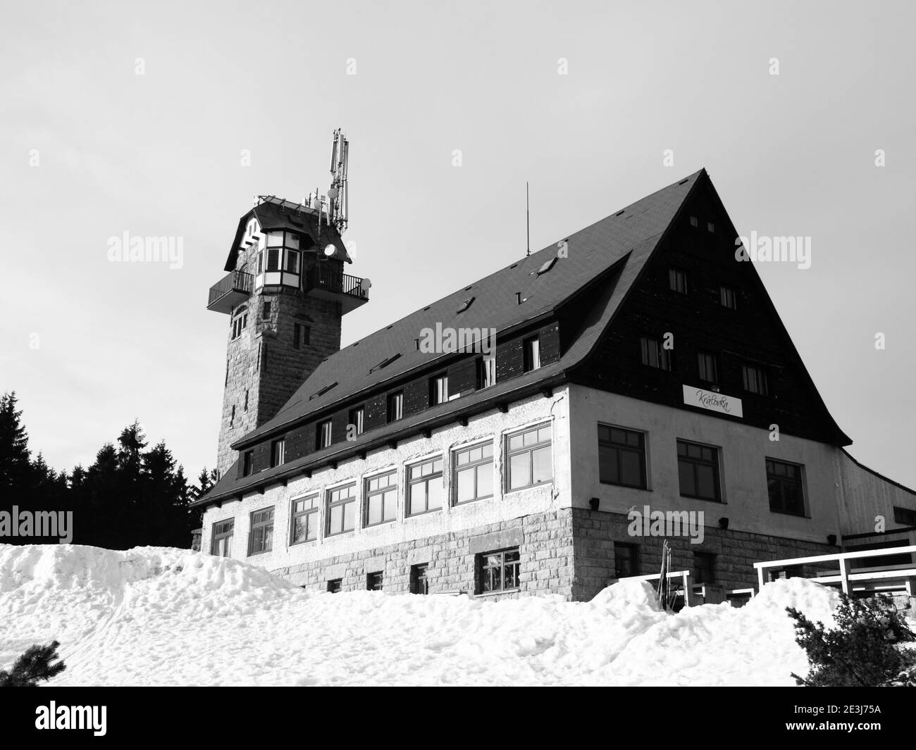 Capanna di montagna con torre di osservazione Kralovka in Jizera Montagne, Repubblica Ceca, immagine in bianco e nero Foto Stock