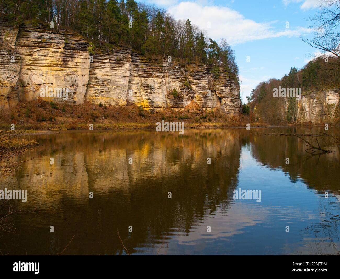 Rocce di arenaria che si specchiano nel lago, Plakanek Valley, Paradiso Boemo, Repubblica Ceca Foto Stock