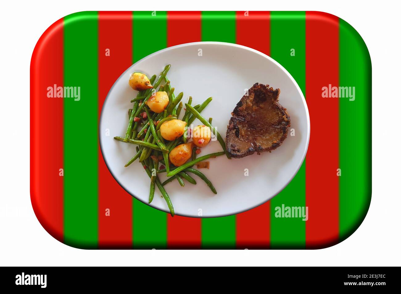 Fegato di manzo fritto con verdure su un piatto bianco una superficie verde-rossa Foto Stock