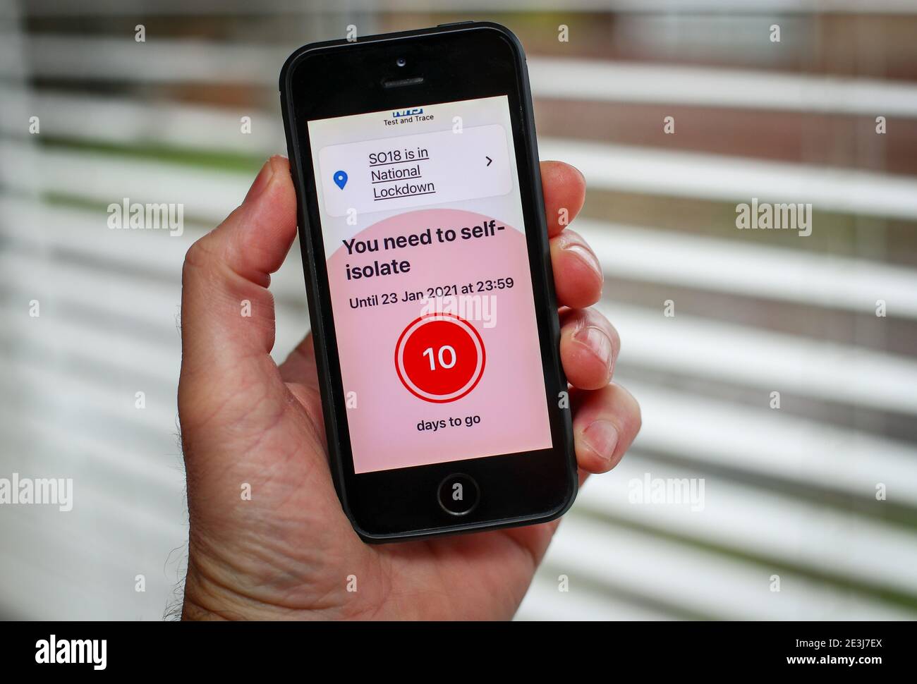 App NHS Coronavirus Test and Trace che indica all'utente di autoisolare per 10 giorni dopo il contatto con una persona con Covid 19. Foto Stock