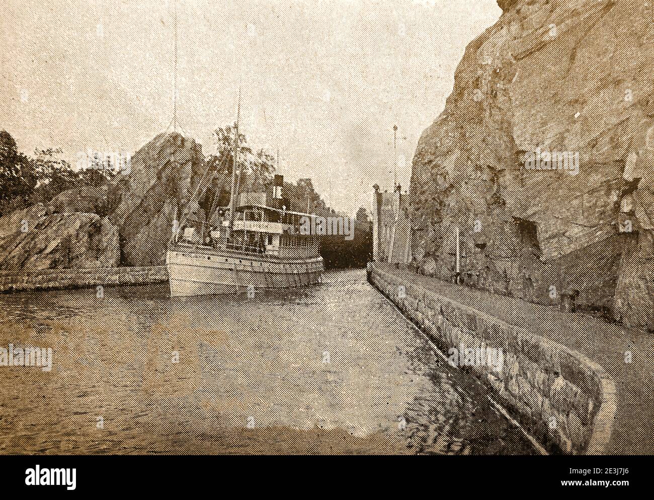 Una fotografia stampata del 1940 di una nave che lascia Trollhattan Lock nel canale di Gota ( Göta kanal) che collega il Baltico con il Katteg. Il canale di Göta fa parte di un corso d'acqua lungo 390 km (240 mi), Collegamento di numerosi laghi e fiumi che collegano Goteborg (Göteborg) a Söderköping sul Mar Baltico attraverso il fiume Trollhätte kanal e Göta älv e attraverso i grandi laghi di Vänern e Vättern. E' stato costruito all'inizio del diciannovesimo secolo come un canale d'acqua commerciale, ma è ora utilizzato principalmente come attrazione turistica e ricreativa Foto Stock