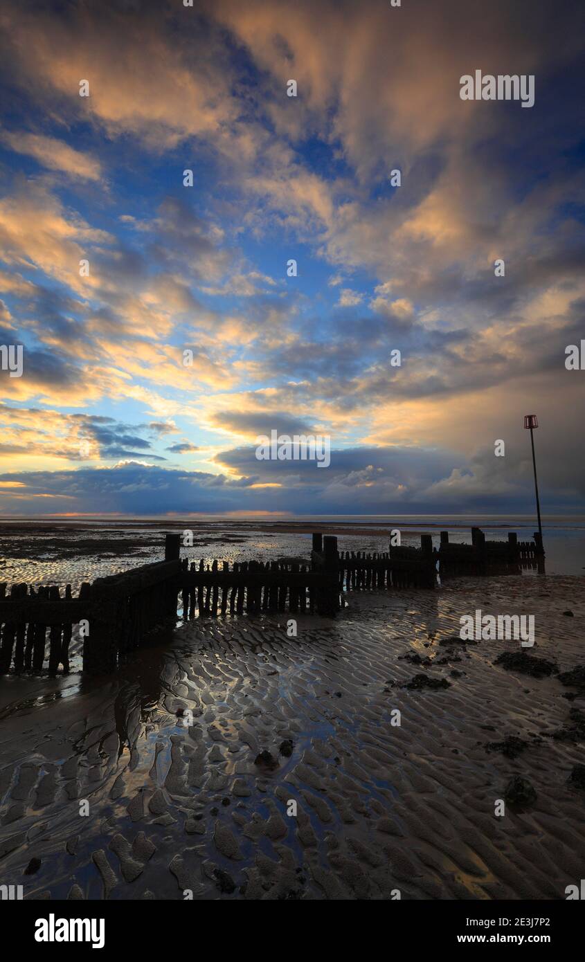 Cieli e frangiflutti spettacolari sulla spiaggia di Heacham, Norfolk, Regno Unito. Foto Stock