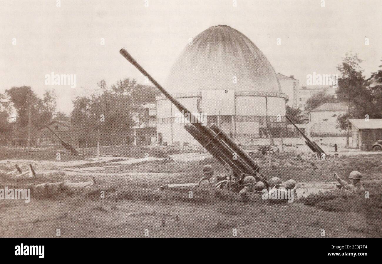 Una batteria di artiglieria in un planetario vicino Mosca nel 1942. Foto Stock
