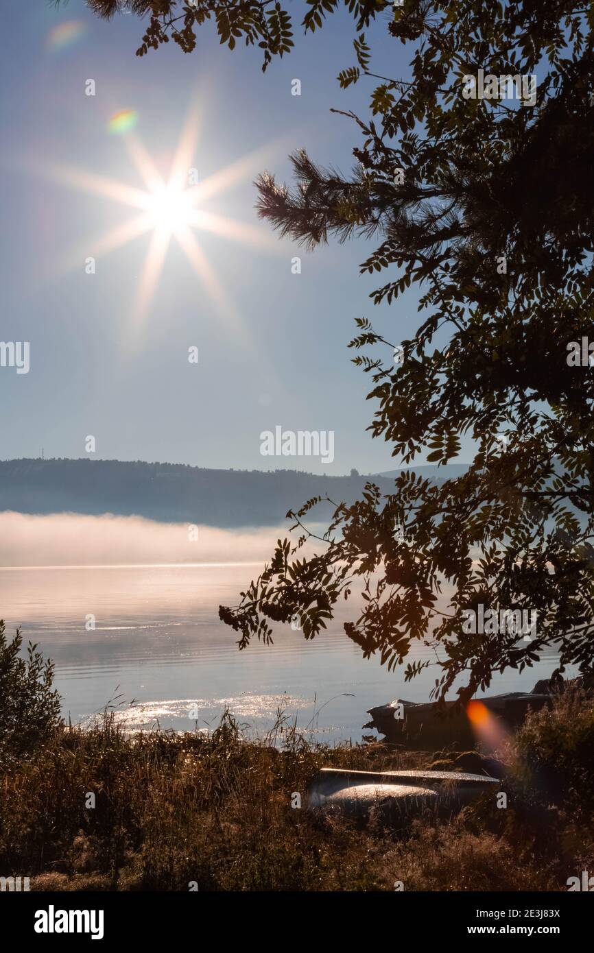Misty mattina sul lago Vlasina. Serbia orientale Foto Stock