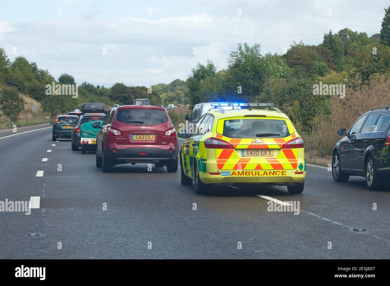 L'ambulanza risponde a un'emergenza su un'autostrada trafficata. Inghilterra Foto Stock