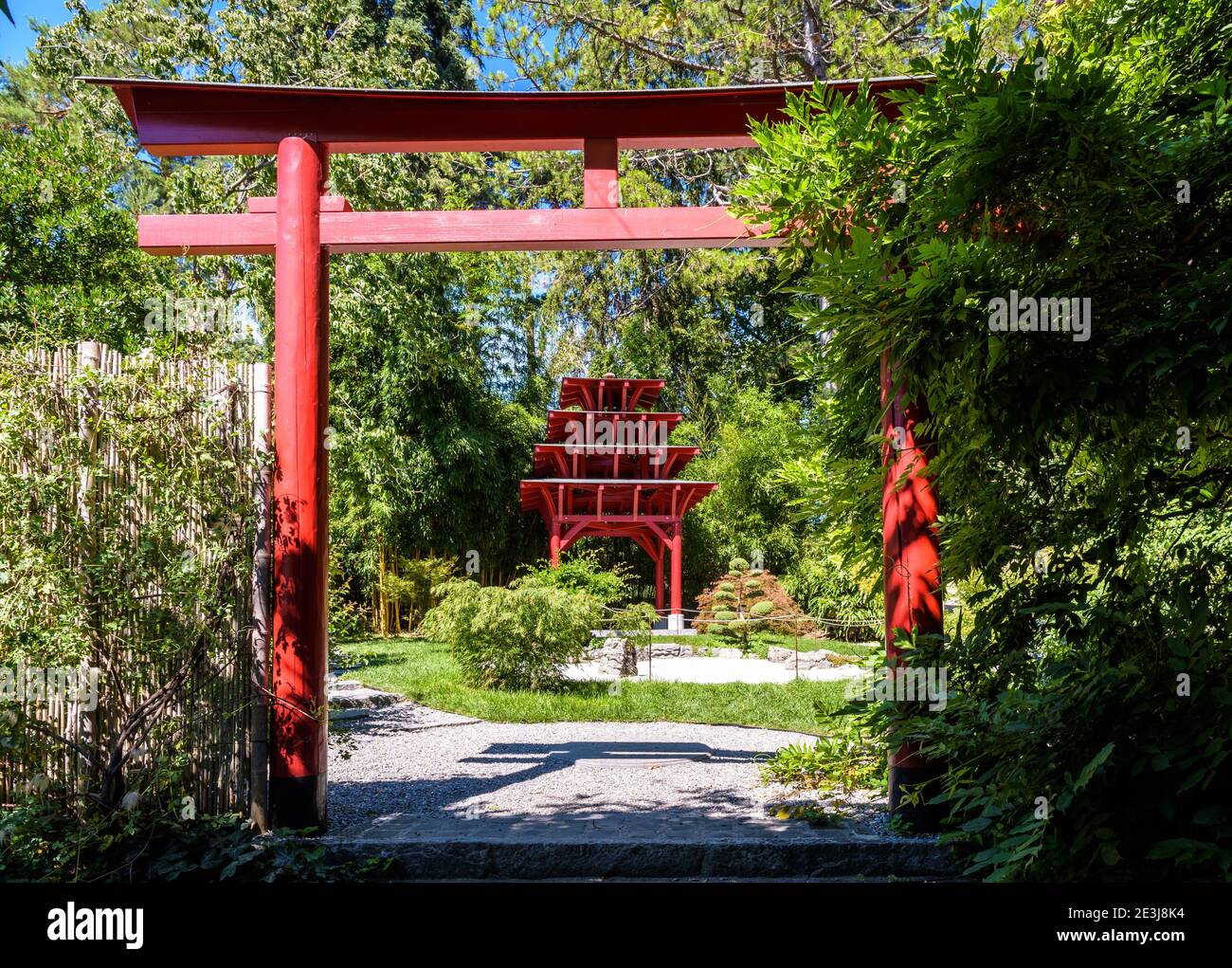 Il Conservatorio e Giardino Botanico di Ginevra comprende un giardino zen giapponese con porta torii, una pagoda e un giardino di roccia. Foto Stock