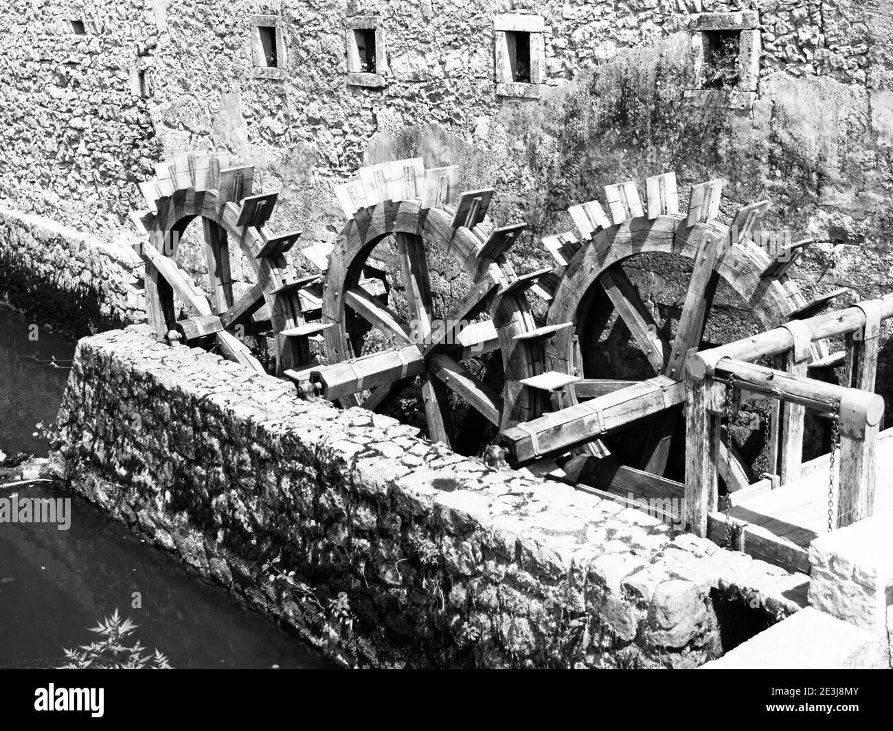 Vista dettagliata di tre ruote d'acqua di un vecchio mulino, immagine in bianco e nero Foto Stock