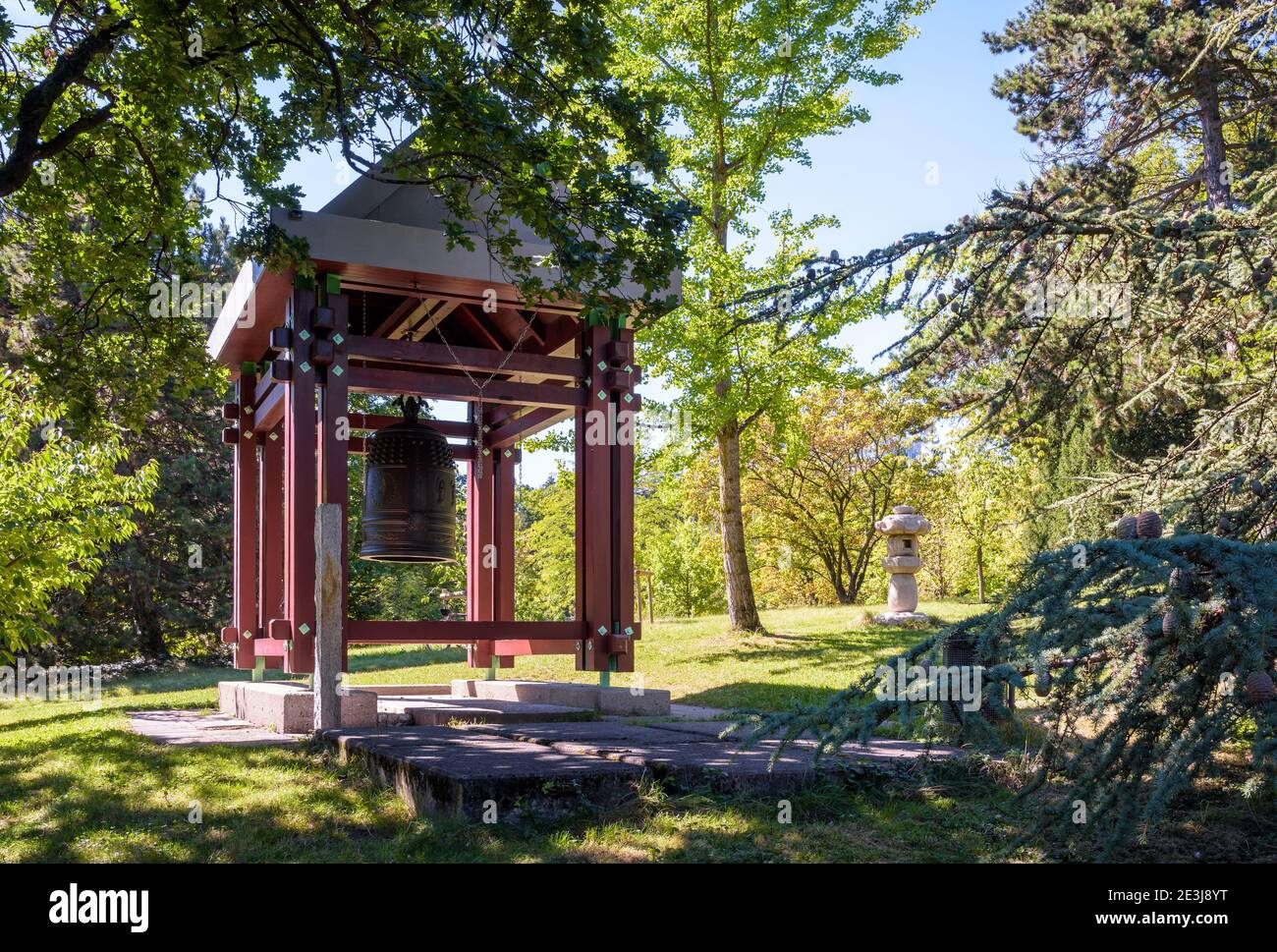 Vista generale della replica della campana Shinagawa installata nel parco Ariana di Ginevra. Foto Stock