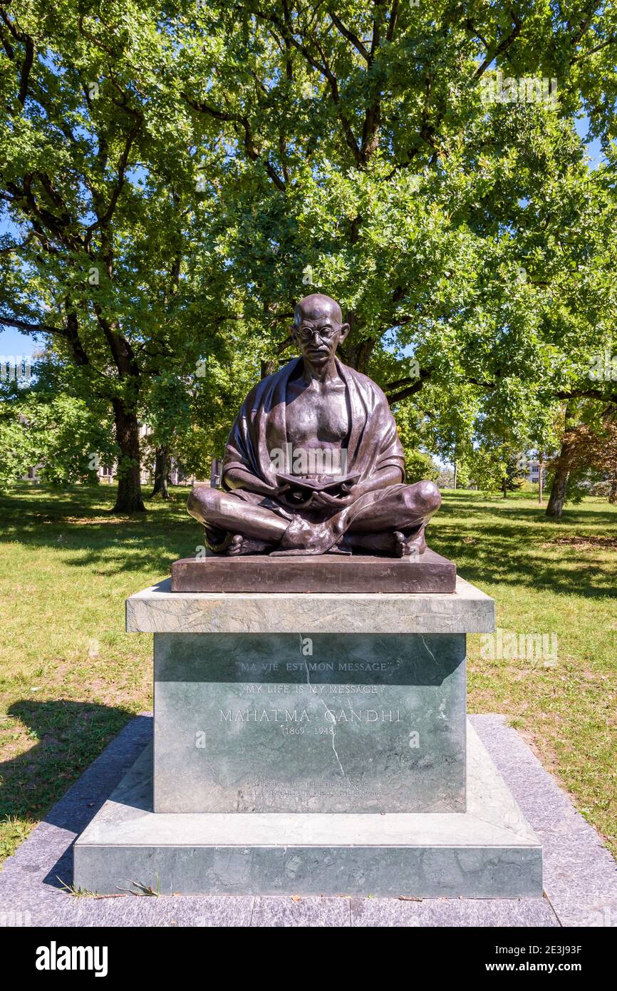 La statua seduta di Gandhi nel parco Ariana a Ginevra. Foto Stock