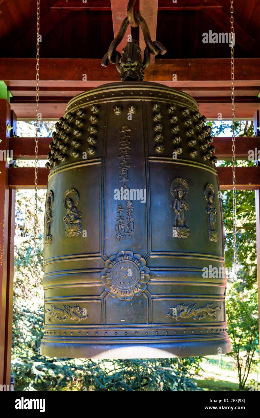 Primo piano della replica della campana Shinagawa installata nel parco Ariana di Ginevra. Foto Stock