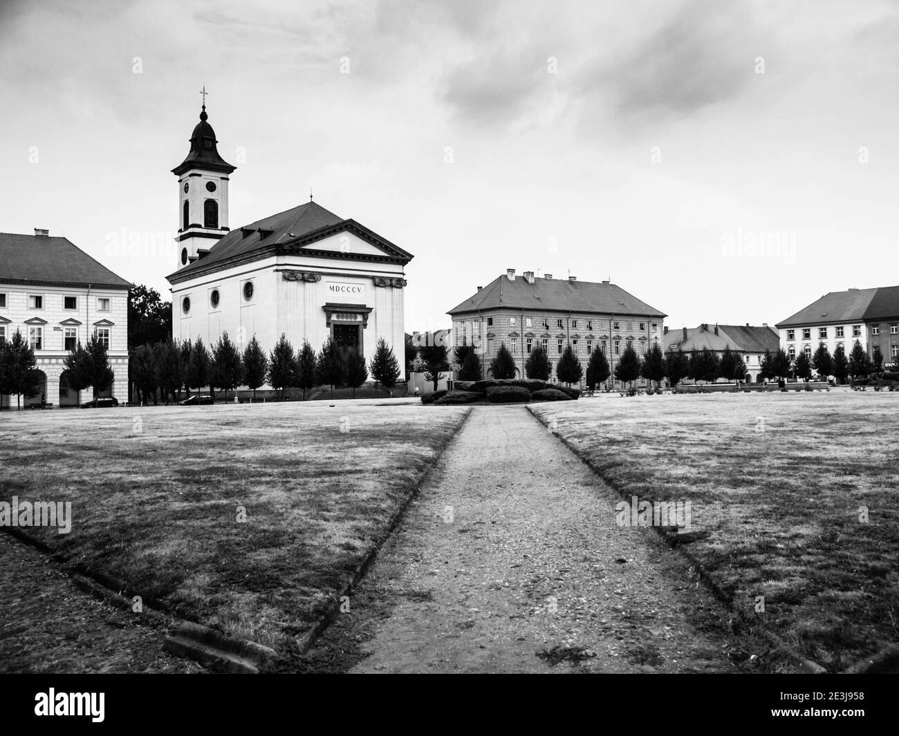 Piazza dell'Esercito Cecoslovacco con chiesa barocca nella città fortezza di Terezin, Repubblica Ceca, immagine in bianco e nero Foto Stock