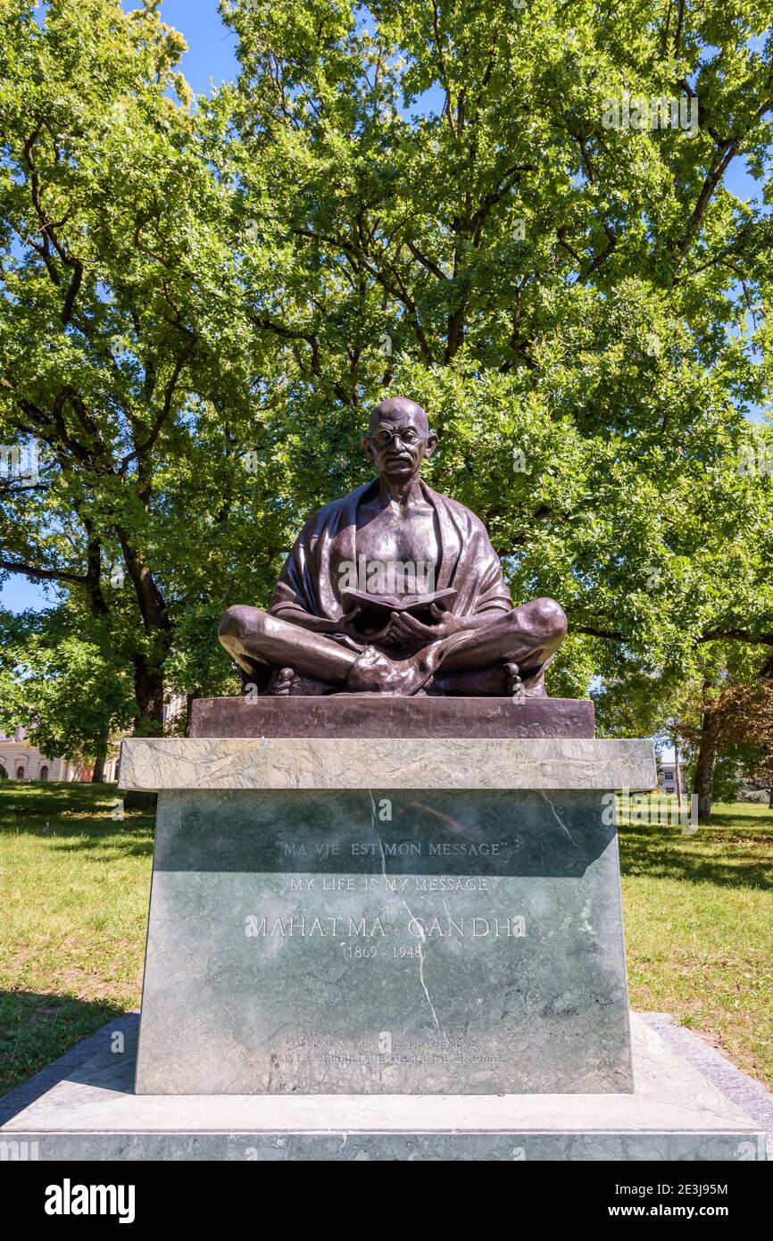 La statua seduta di Gandhi nel parco Ariana a Ginevra. Foto Stock