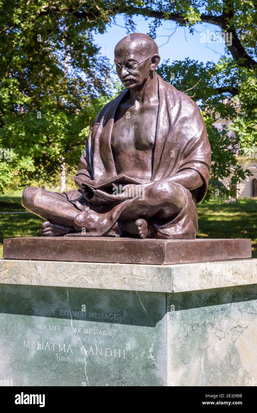 La statua seduta di Gandhi nel parco Ariana a Ginevra. Foto Stock