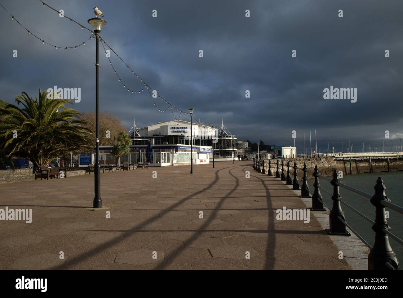 Torquay Promenade guardando verso il Princess Theatre in Lockdown numero 3. Un fronte mare desertato. Foto Stock Torquay Promenade guardando verso il Princess Theatre in Lockdown numero 3. Un fronte mare desertato. Foto Stock