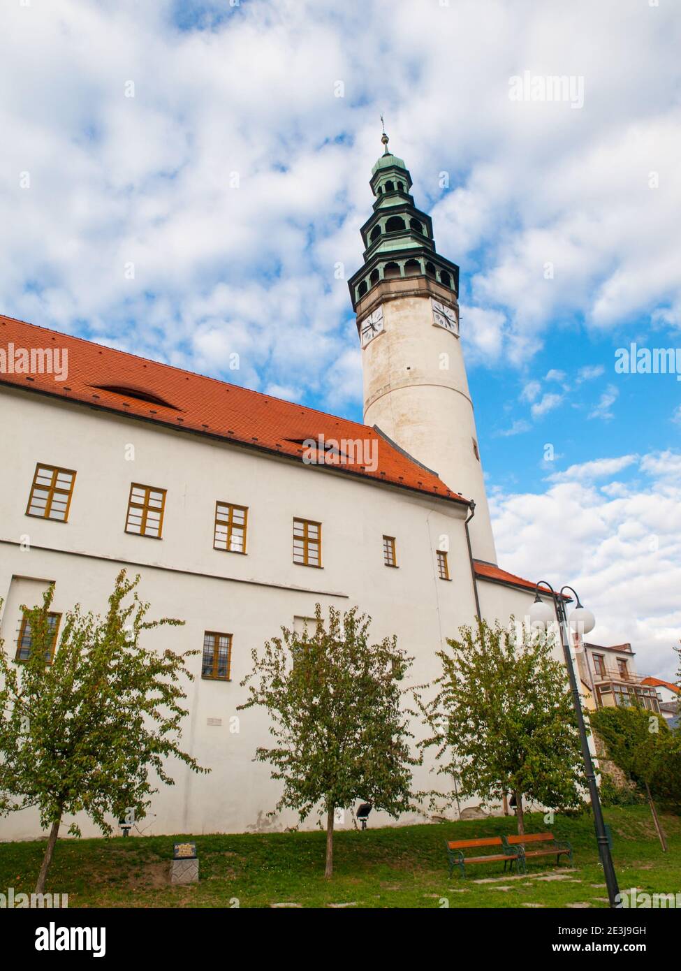 Castello e Museo di Chodsko con torre barocca bianca, Repubblica Ceca Foto Stock