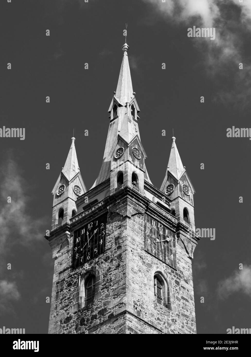 Vista dettagliata della Torre Nera a Klatovy, Repubblica Ceca. Immagine in bianco e nero. Foto Stock