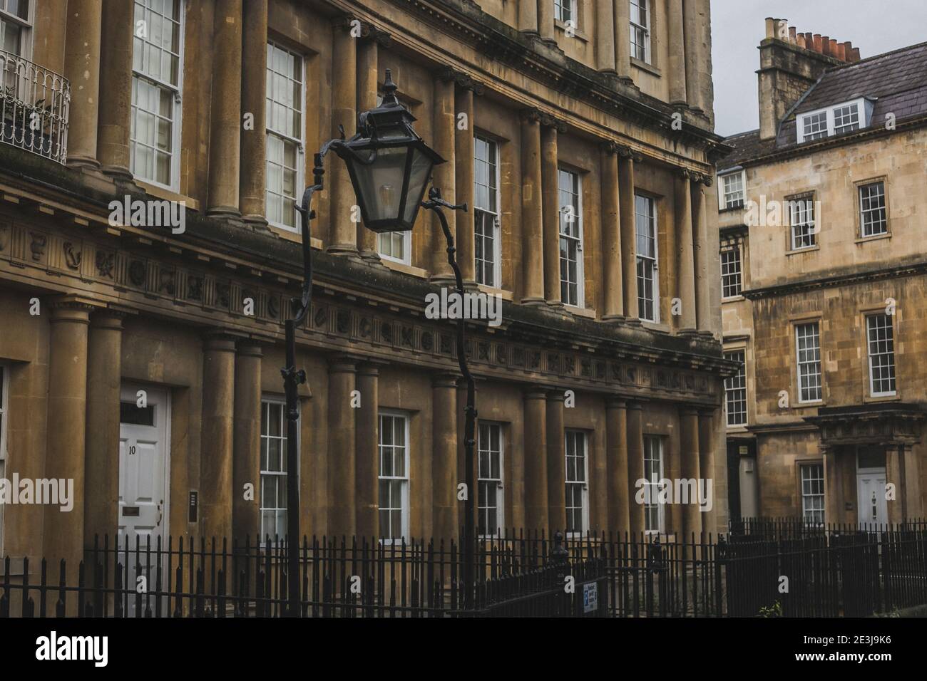 Ingresso di una casa nel cerchio, un complesso residenziale nella città di Bath, Somerset, Inghilterra, Regno Unito. Foto Stock