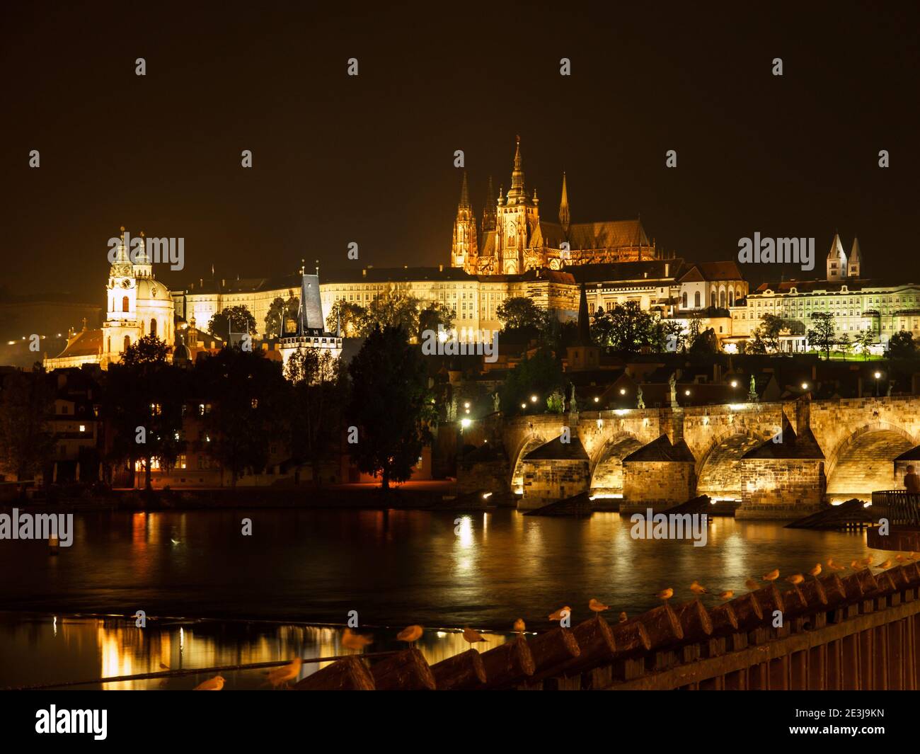 Vista del Castello di Praga Hradcany con il Ponte Carlo di notte, Repubblica Ceca Foto Stock