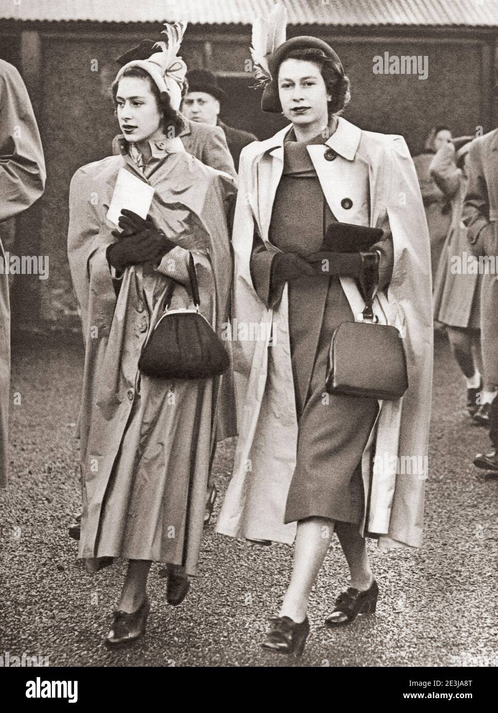 EDITORIALE SOLO Principessa Margaret, a sinistra, e la Principessa Elisabetta al circuito di Aintree nel 1949. Principessa Margaret, Margaret Rose, 1930 – 2002, nota anche come principessa Margaret Rose. Contessa futura di Snowden. Figlia minore del re Giorgio VI e della regina Elisabetta. Principessa Elisabetta di York, 1926 - 2022, futura Elisabetta II, Regina del Regno Unito. Dal Queen Elizabeth Coronation Book, pubblicato nel 1953. Foto Stock