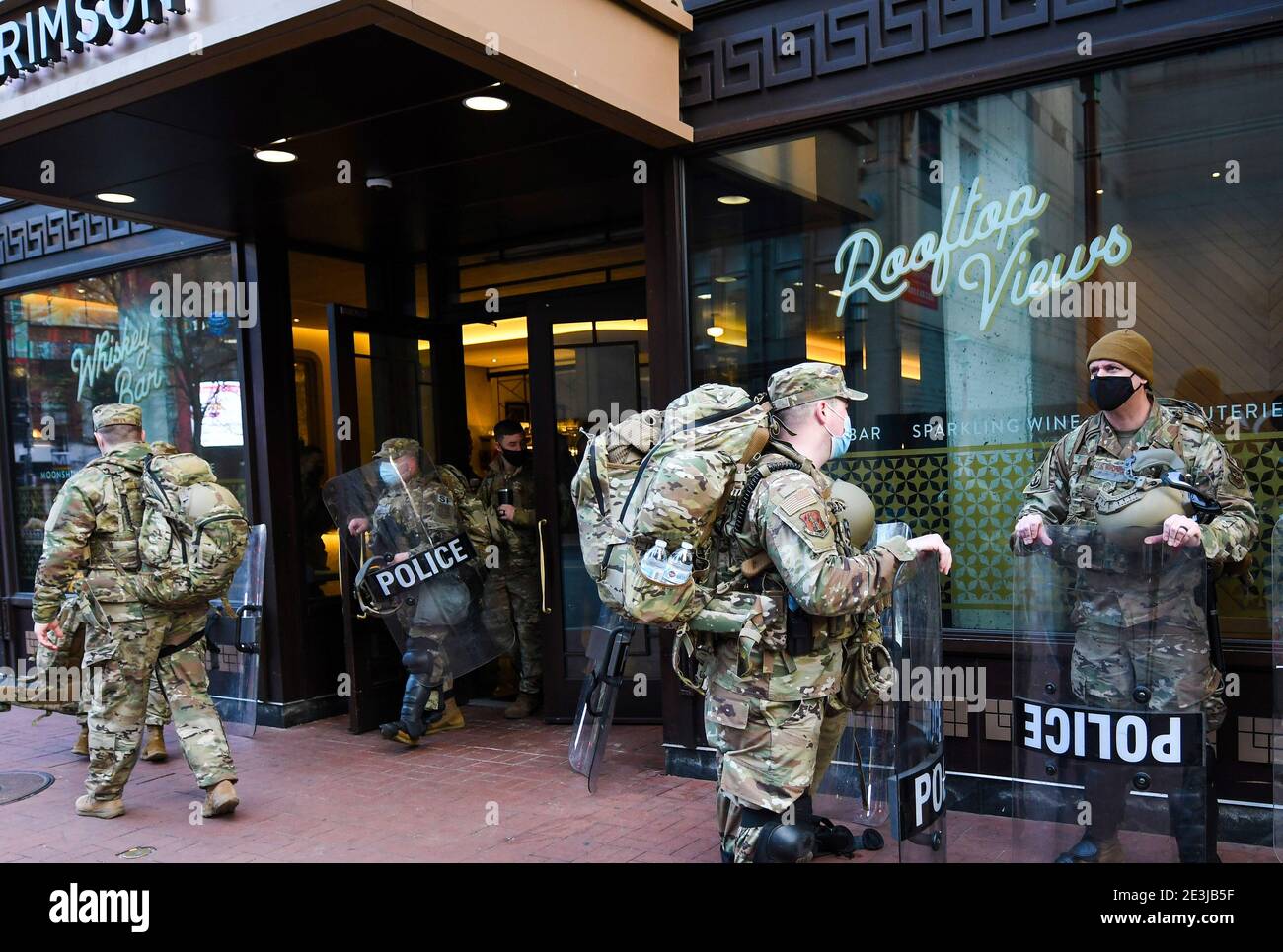 I soldati della Guardia Nazionale con scudi di polizia si riuniscono in un hotel vicino al Campidoglio degli Stati Uniti il giorno prima delle cerimonie di inaugurazione del presidente eletto Joe Biden. In DC ci si aspetta ben 25,000 truppe armate della Guardia Nazionale a causa delle minacce di violente proteste. Foto Stock