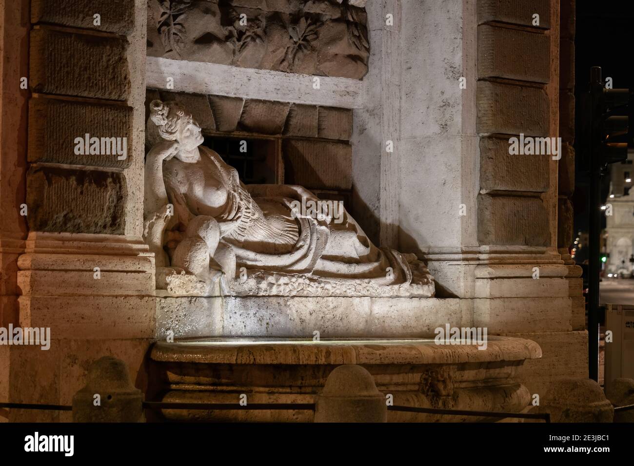 Dea Diana scultura rinascimentale dei quattro Fontane di notte a Roma, Italia, simbolo della castità, dea degli animali selvatici, il Foto Stock