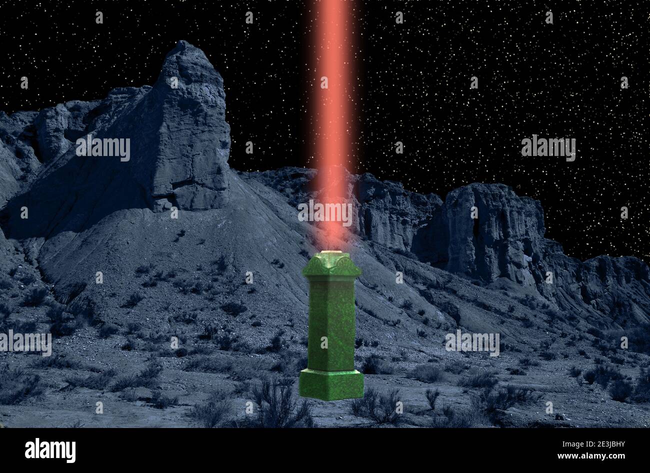 Qui è mostrata un'immagine di fantasia di un obelisco alieno che crea un laser beacon. Il terrano proviene dal deserto di Tabernas in Spagna. Foto Stock