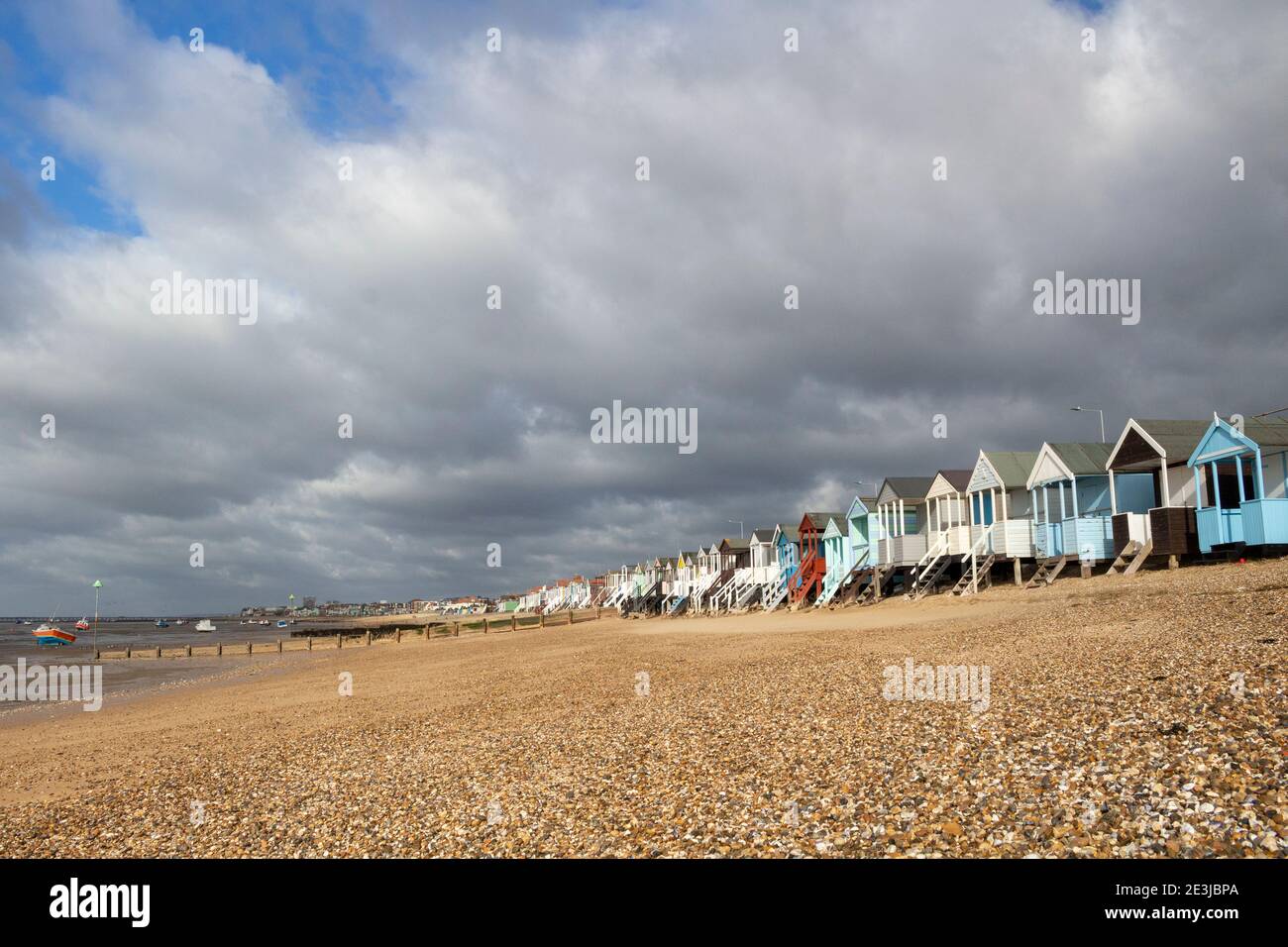 Tempo tempestoso su Thorpe Bay Beach, Essex, Inghilterra Foto Stock