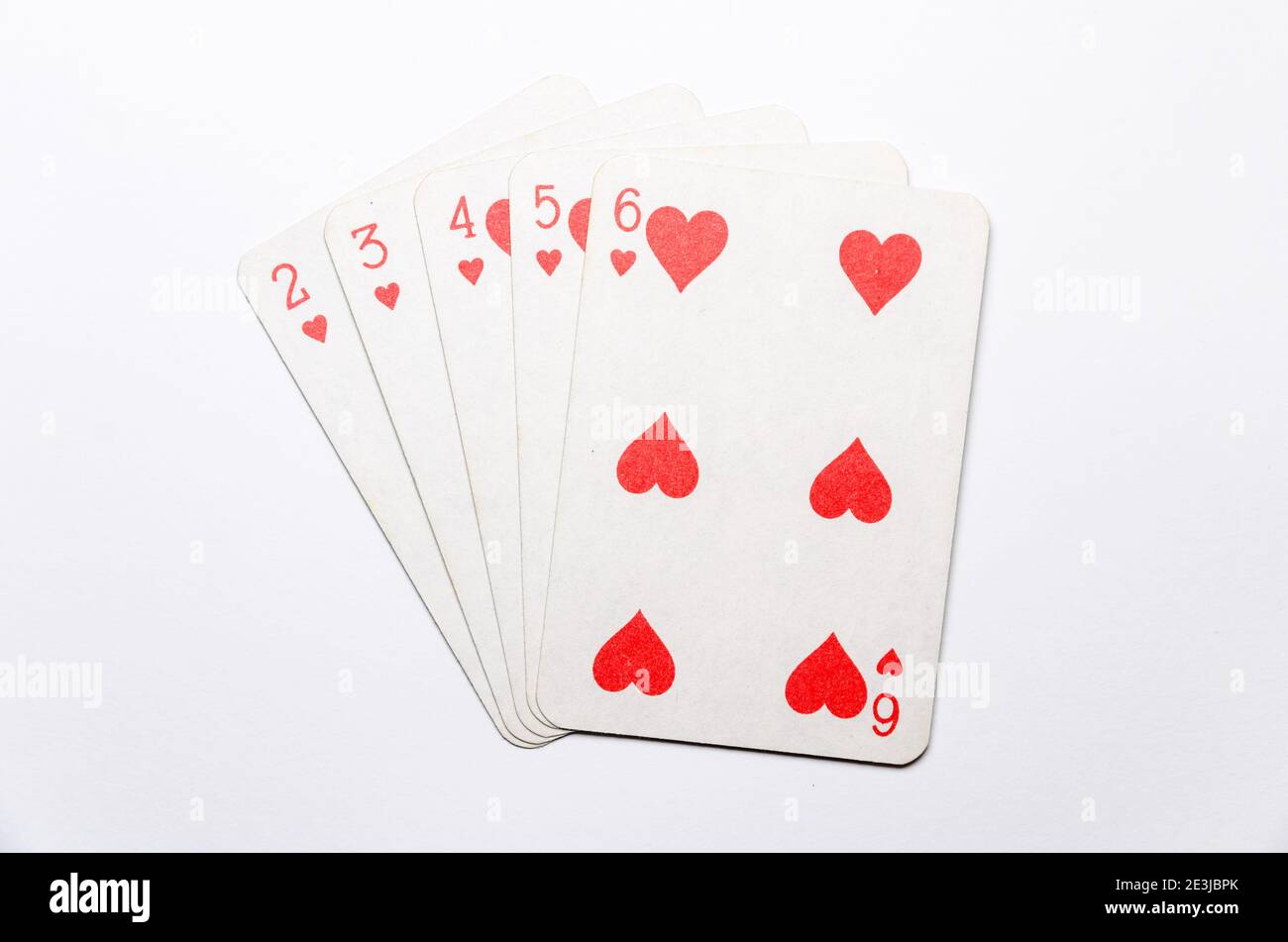Carte da gioco su sfondo bianco, mano del gioco del poker, colore dritto,  concetto di gioco d'azzardo, piatto, vista direttamente dall'alto, vista  dall'alto Foto stock - Alamy