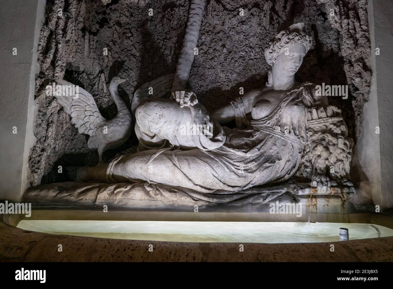 Fontana con la Dea Giunone scultura di quattro Fontane di notte a Roma, Italia, simbolo di forza, figlia di Saturno, XVI secolo Foto Stock