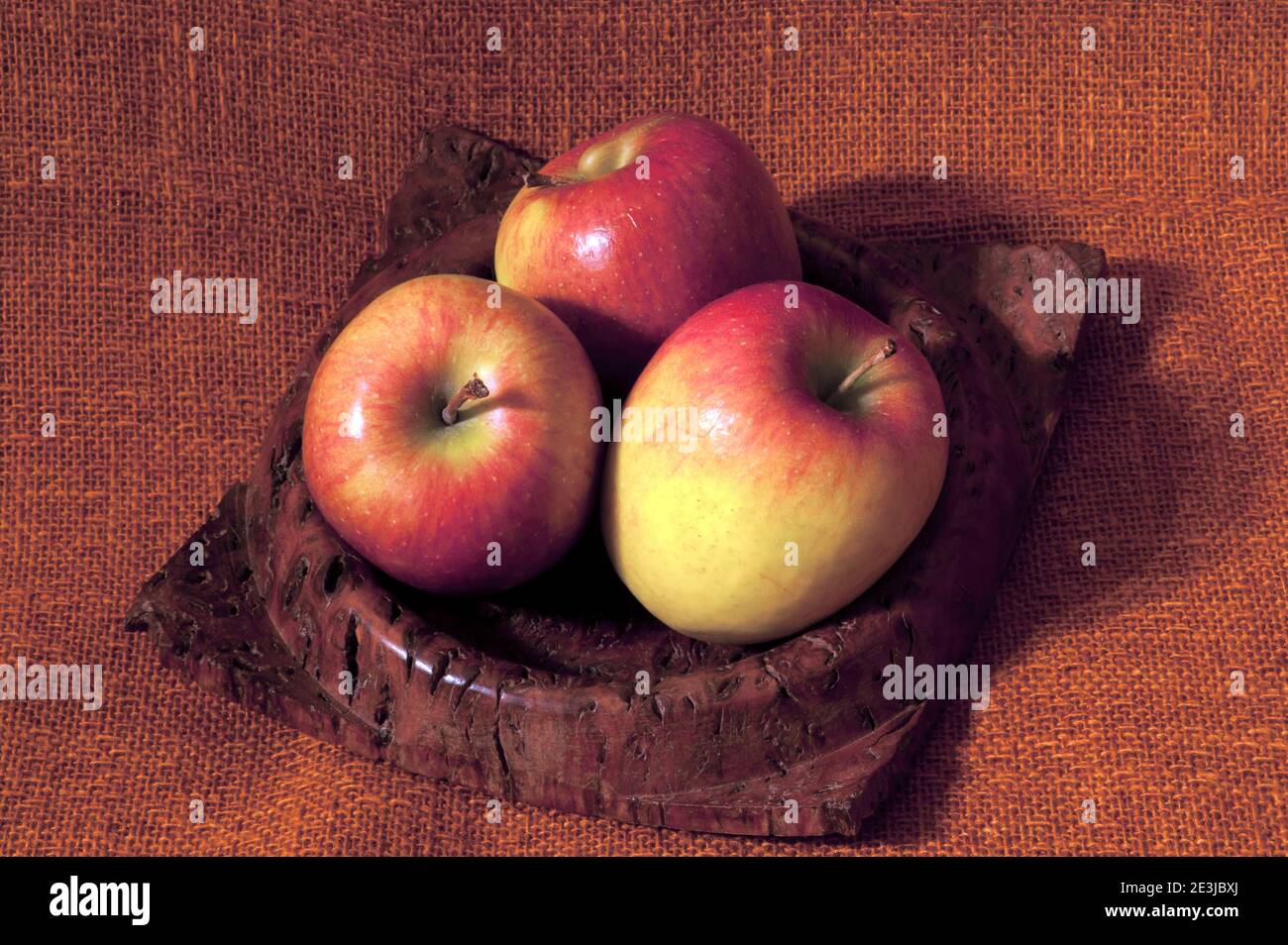 Still-Life di tre mele in una ciotola di legno girata Foto Stock