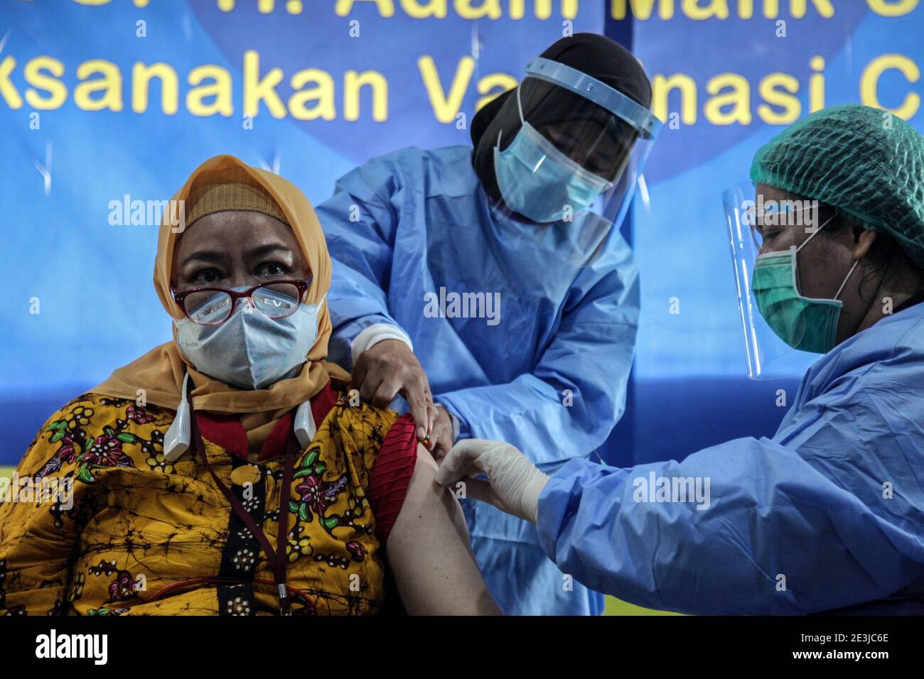 Medan, Nord Sumatra, Indonesia. 19 gennaio 2021. Un operatore sanitario dà un'iniezione di vaccino COVID-19 ad un infermiere ospedaliero a Medan, Sumatra del Nord, il 19 gennaio 2021. L'Indonesia sta avviando il programma di vaccinazione COVID-19 come primo passo di un programma nazionale di vaccinazione, pochi giorni dopo che il governo ha lanciato una spinta di inoculazione di massa per il 270 la sua popolazione di milioni di persone ha iniziato con operatori sanitari di prima linea. Credit: Albert Ivan Damanik/ZUMA Wire/Alamy Live News Foto Stock
