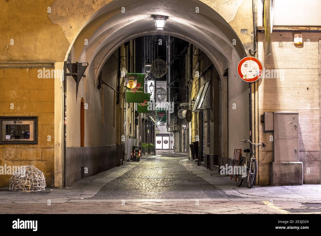 Parma, Italia - 30 novembre 2020: Vista panoramica notturna della vecchia strada vuota con lanterna iconica e galleria durante la chiusura della covid, Parma, Emilia Romagna, i Foto Stock