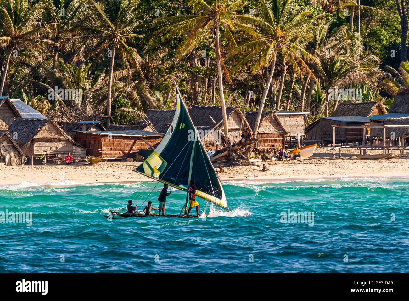 Vela in stile polinesiano su una Proa (barca a vela multiscafo) In Papua Nuova Guinea Foto Stock