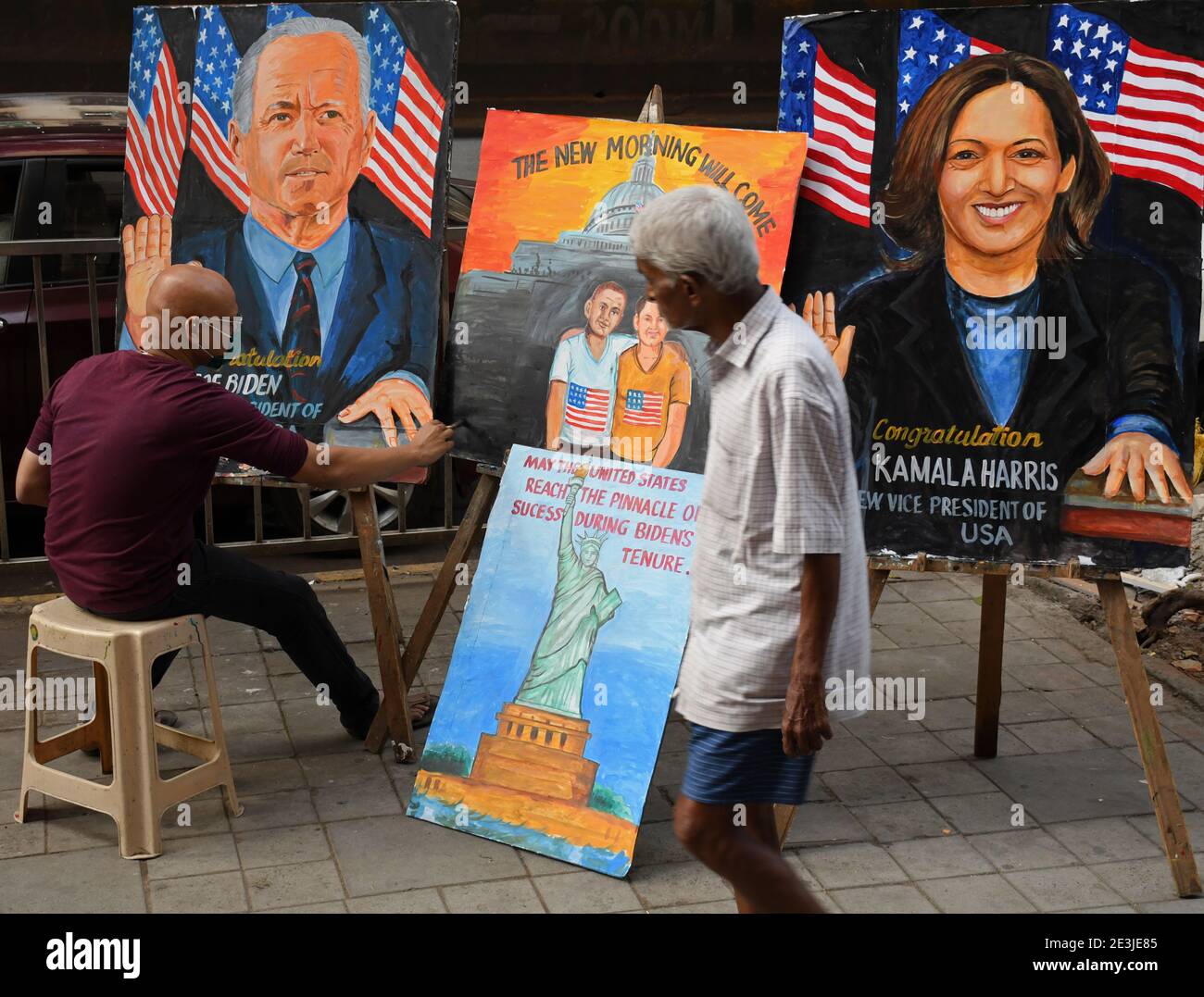 Mumbai, India. 19 gennaio 2021. Un uomo passa davanti a un artista pittura ritratti del presidente degli Stati Uniti - eletto Joe Biden e vice presidente degli Stati Uniti - eletto Kamala Harris.Joe Biden sarà giurato come presidente degli Stati Uniti e Kamala Harris prenderà giuramento come vice presidente degli Stati Uniti il 20 gennaio 2021. Credit: SOPA Images Limited/Alamy Live News Foto Stock