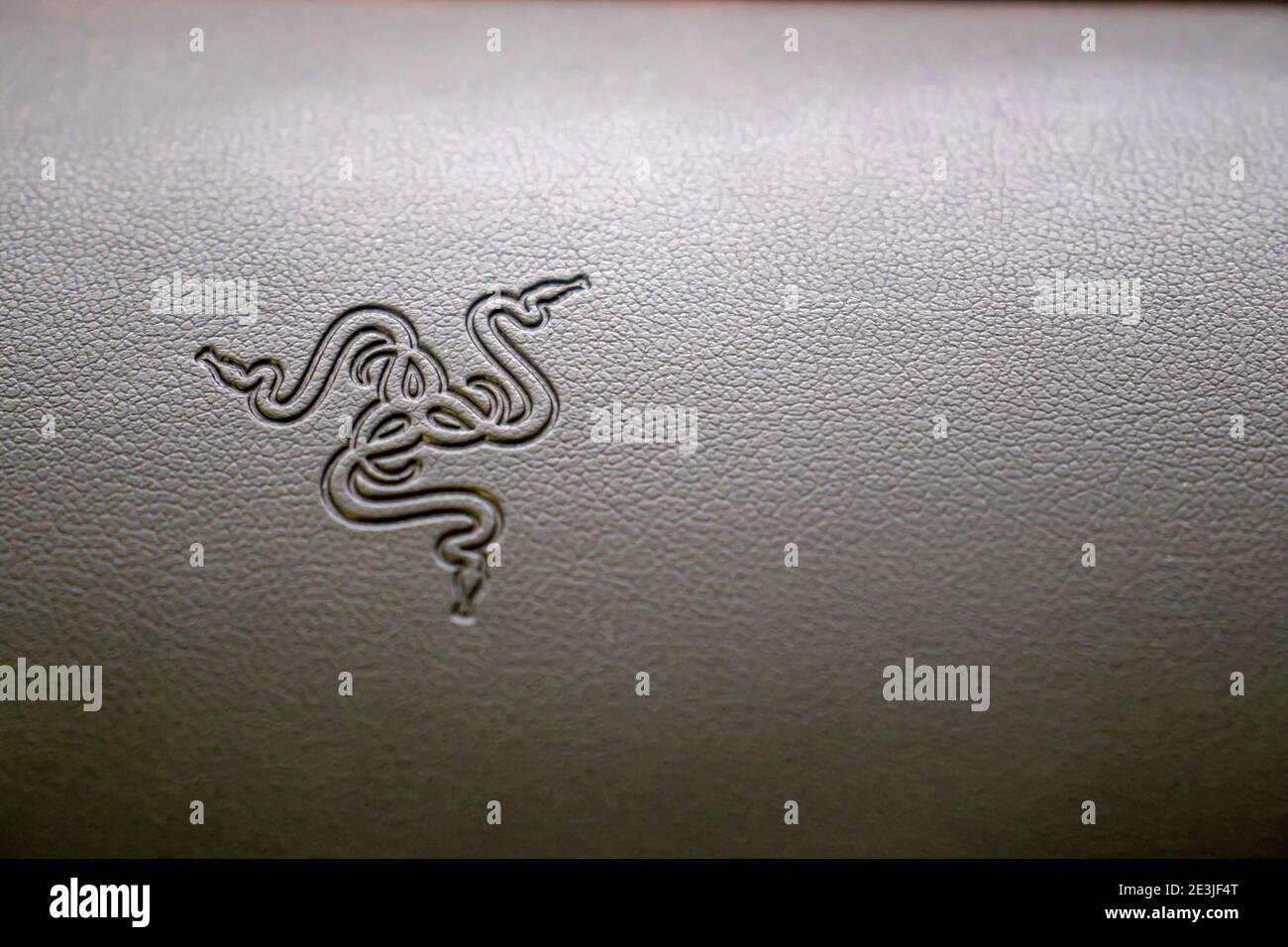 Logo Razer inciso su pelle nera di una tastiera da gioco. Foto Stock