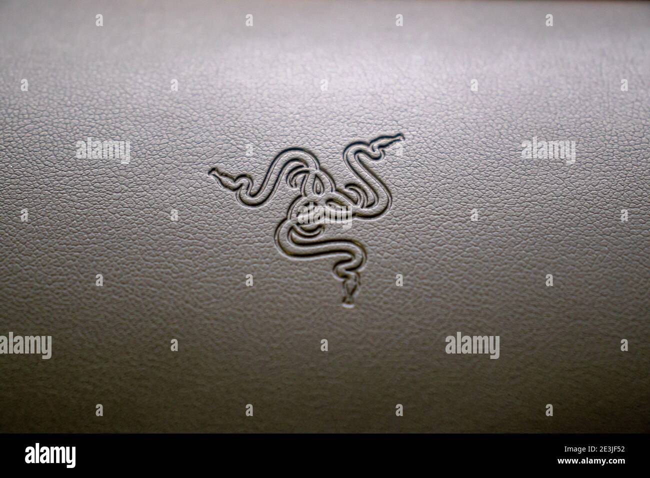 Logo Razer inciso su pelle nera di una tastiera da gioco. Foto Stock