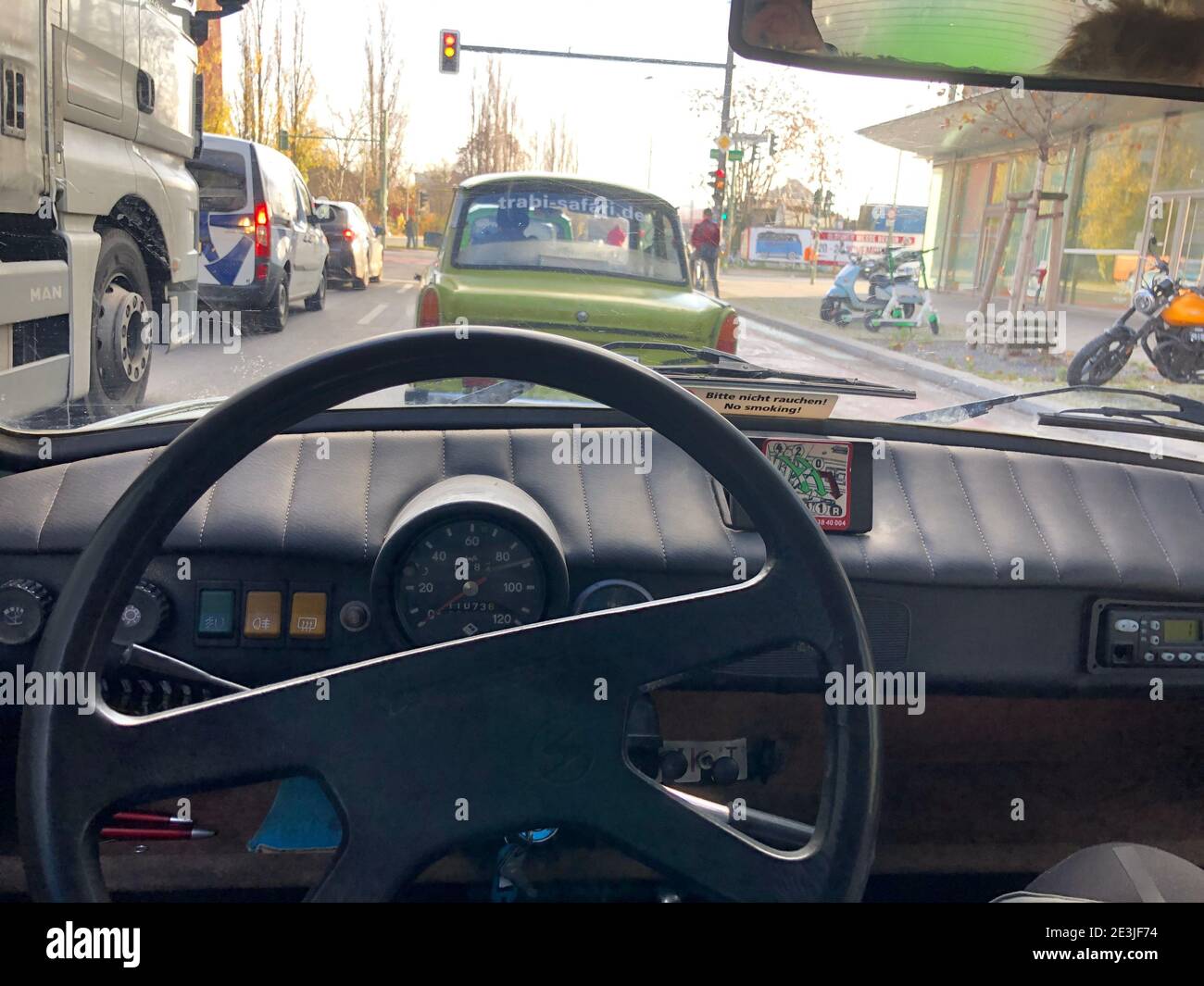Guida Trabant auto attraverso il traffico a Berlino, Germania Foto Stock