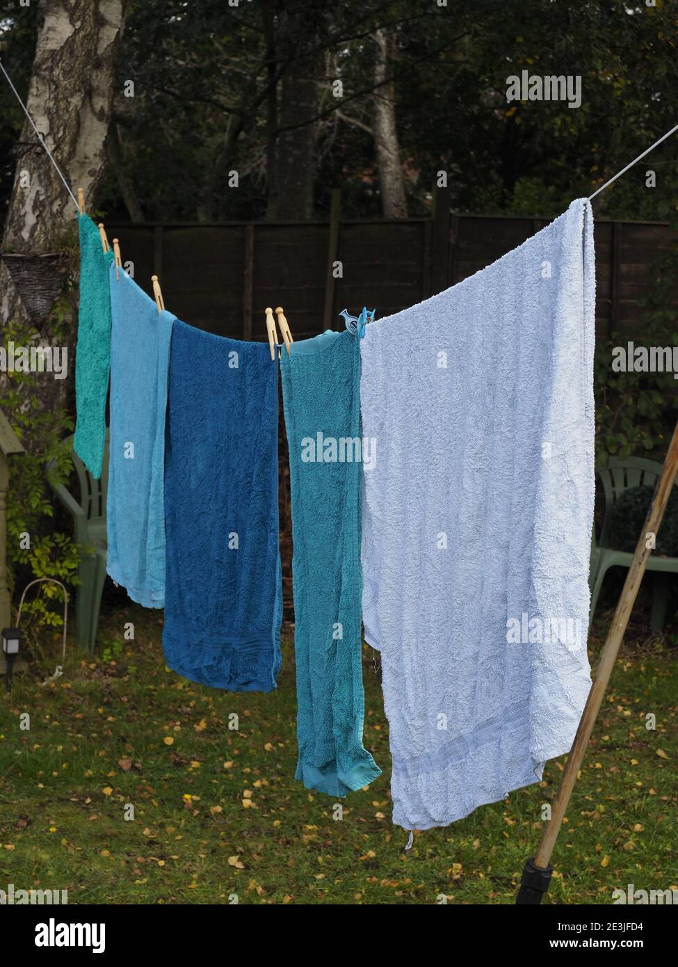 alcuni asciugamani si stendono ad asciugare su un giardino linea di lavaggio Foto Stock