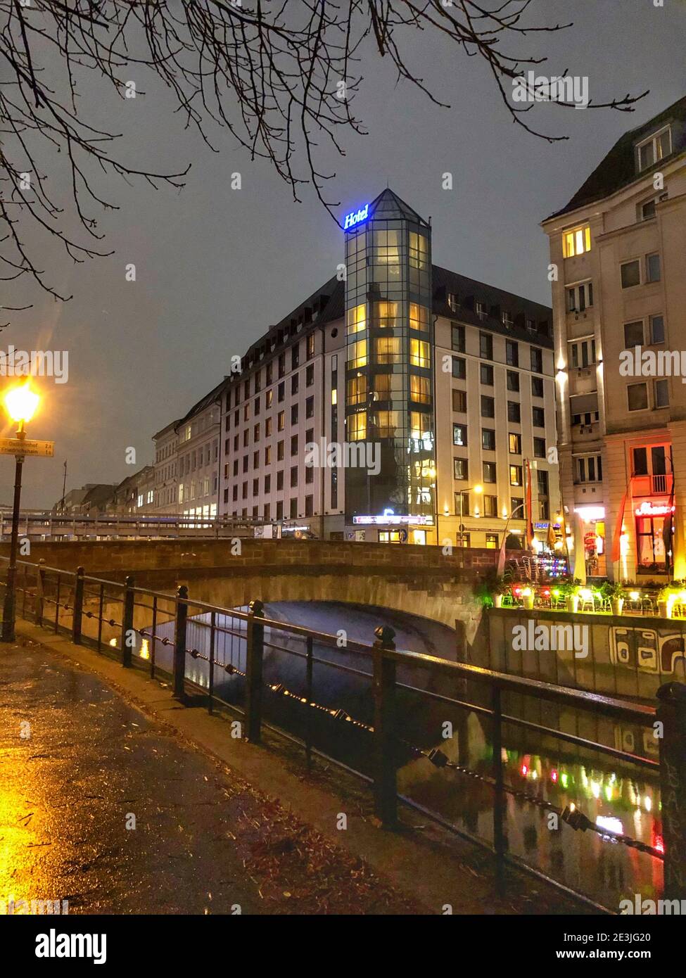 Vista degli edifici con vista sul fiume Foto Stock