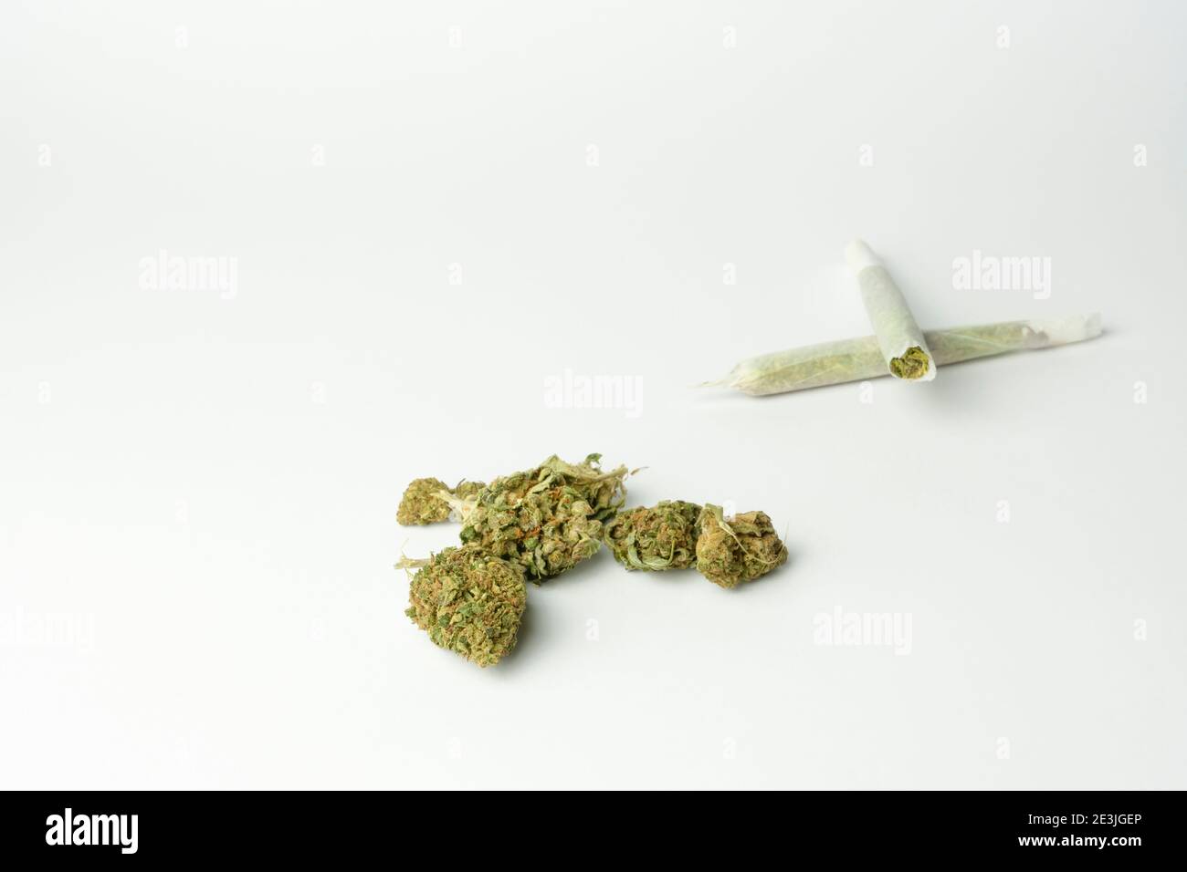 Gemme di marijuana e articolazioni della cannabis isolate su sfondo bianco con copia spazio.cbd medico cannabis marijuana concetto di medicina alternativa. Foto Stock