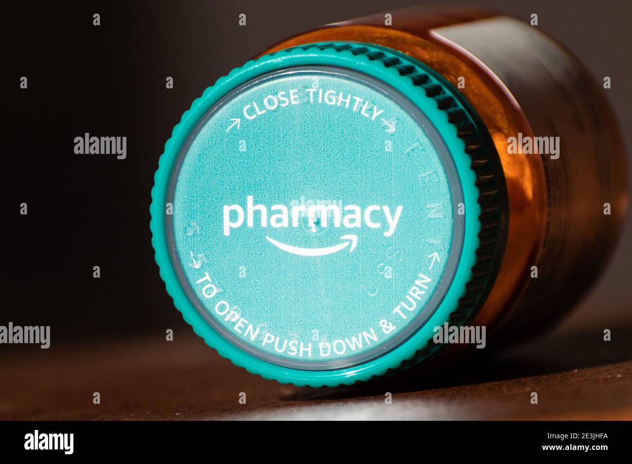 Primo piano di Amazon Pharmacy Rx Bottle; Amazon Pharmacy è una farmacia online americana, filiale di Amazon.com; California, USA, 2020 Foto Stock